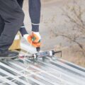 Jak kręcić blachę trapezową podczas montażu dachów?