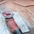 Jaka tarcza do ukośnicy sprawdzi się przy cięciu różnych materiałów?