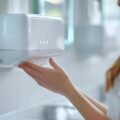 Wyposażenie toalety publicznej: dlaczego szybkość suszenia i higiena mają znaczenie dla wizerunku obiektu?