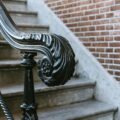 Jak zamontować barierki na schodach bezpiecznie i estetycznie