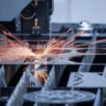 Jak wybrać wykonawcę elementów metalowych do produkcji seryjnej?