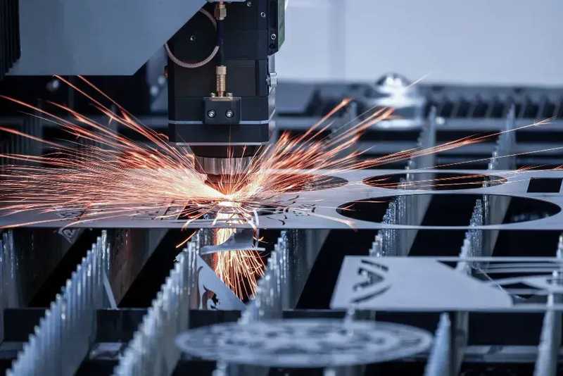 Jak wybrać wykonawcę elementów metalowych do produkcji seryjnej?
