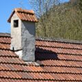 Jak zamontować rurę w kominie i uniknąć typowych błędów?
